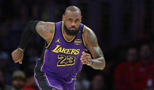 詹姆斯连续三场比赛得分超过高光表现，独行侠挑战极限！